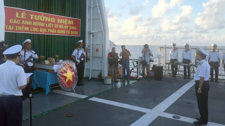 Lễ tưởng niệm các liệt sĩ hi sinh tại Trường Sa tổ chức trên tàu KN409 tháng 4-2016