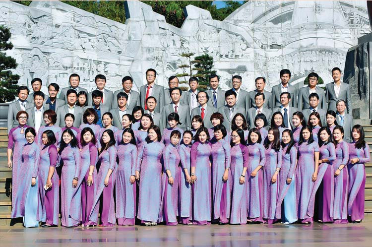 Tập thể cán bộ, viên chức Báo Gia Lai. Ảnh: Đ.T