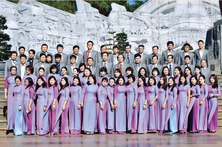 Tập thể cán bộ, viên chức Báo Gia Lai. Ảnh: Đ.T