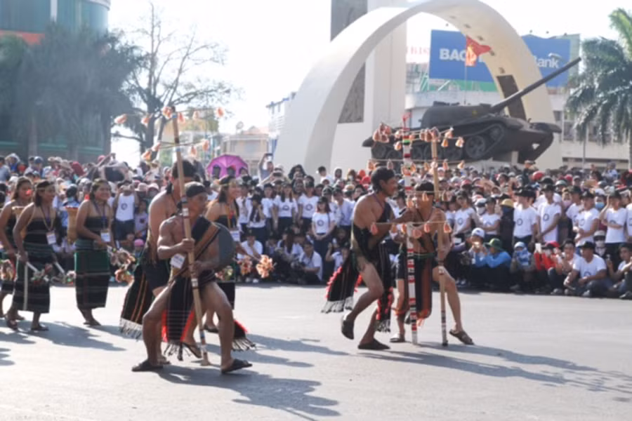 Vũ điệu mừng mùa màng được tái hiện trên đường phố. Ảnh Văn Ngọc