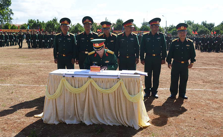 Các đơn vị ký kết giao ước thi đua. Ảnh: P.D