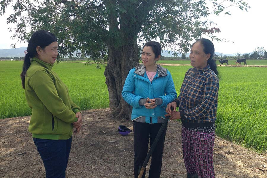 Chị Rơ Ô HNgôm (ngoài cùng bên phải) đang trao đổi cách sử dụng nguồn vốn vay với cán bộ tín dụng và cán bộ Hội. Ảnh: Đ.Y  Chị Rơ Ô HNgôm (ngoài cùng bên phải) đang trao đổi cách sử dụng nguồn vốn vay với cán bộ tín dụng và cán bộ Hội. Ảnh: Đ.Y