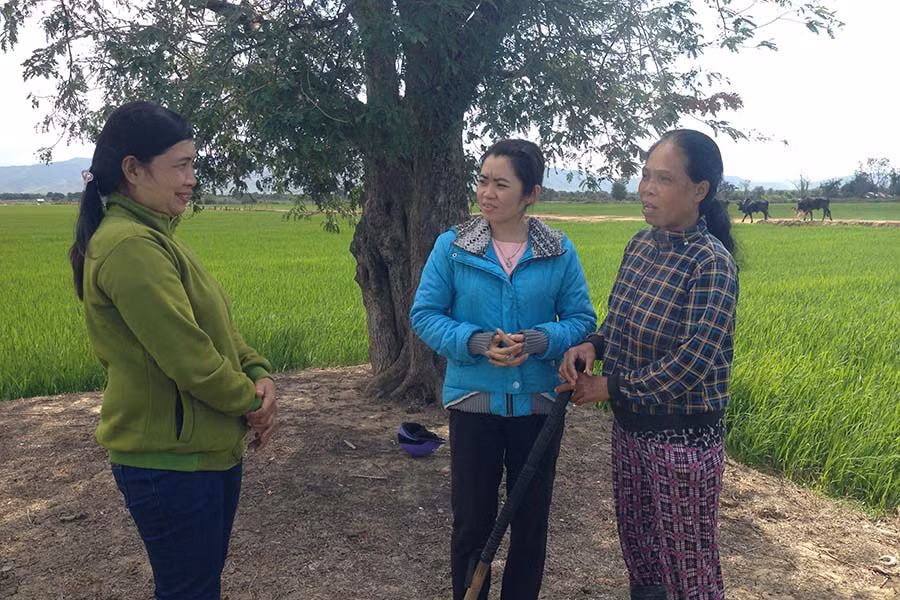  Chị Rơ Ô HNgôm (ngoài cùng bên phải) đang trao đổi cách sử dụng nguồn vốn vay với cán bộ tín dụng và cán bộ Hội. Ảnh: Đ.Y