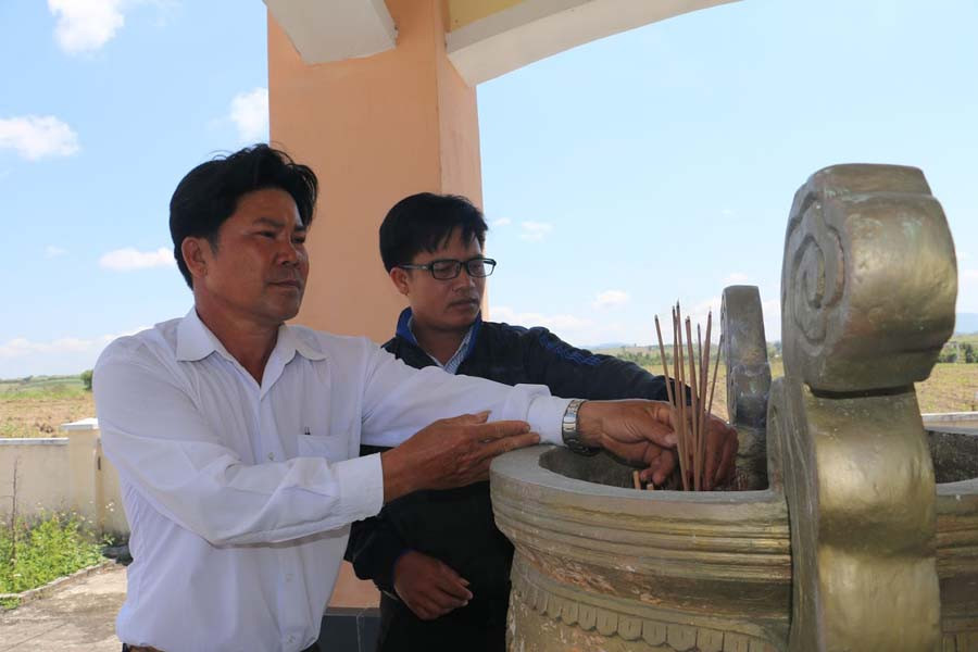 Người dân tưởng nhớ những người đã bị sát hại trong vụ thảm sát. Ảnh: Trần Dung