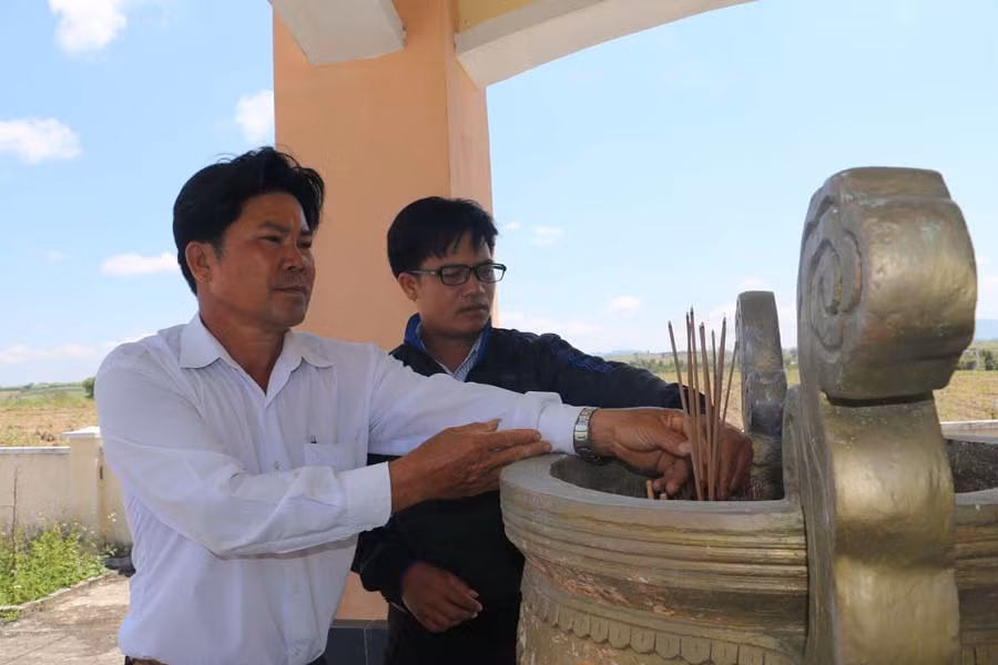 Người dân tưởng nhớ những người đã bị sát hại trong vụ thảm sát. Ảnh: Trần Dung