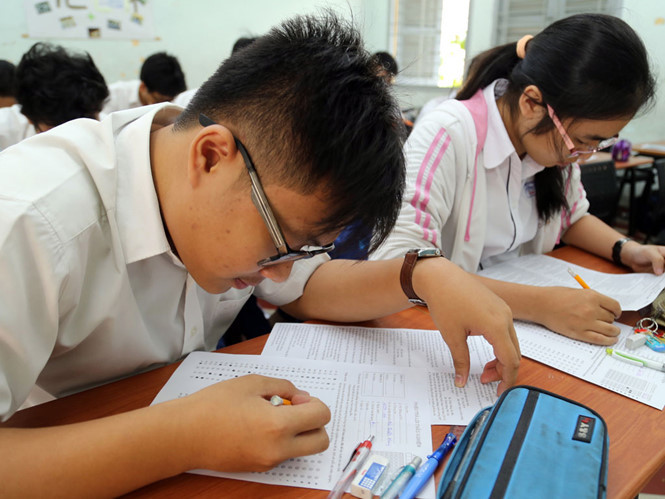 Học sinh lớp 12 tại TP.HCM làm bài thi trắc nghiệm môn sử, chuẩn bị cho kỳ thi THPT quốc gia sắp tới