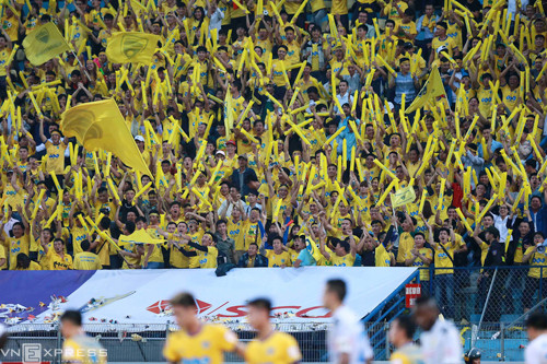 CĐV Thanh Hoá phủ vàng sân Hàng Đẫy.