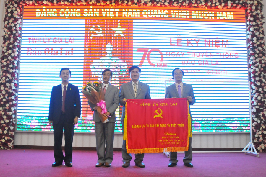 Tỉnh ủy đã tặng bức trướng mang dòng chữ “Báo Gia Lai 70 năm xây dựng và phát triển”