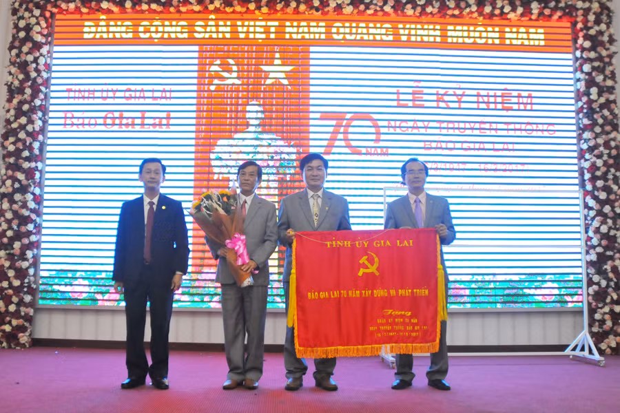 Tỉnh ủy đã tặng bức trướng mang dòng chữ “Báo Gia Lai 70 năm xây dựng và phát triển”