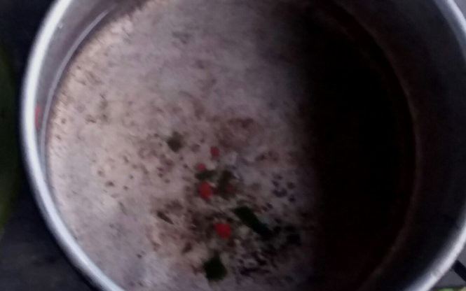 Trứng nghi là trứng cóc được phát hiện trong đáy nồi sót lại sau khi sự việc xảy ra Trứng nghi là trứng cóc được phát hiện trong đáy nồi sót lại sau khi sự việc xảy ra