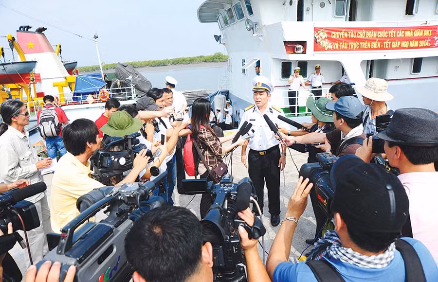  Nhiều cán bộ, phóng viên Báo Gia Lai được cử đi tác nghiệp tại huyện đảo Trường Sa. Ảnh: P.V