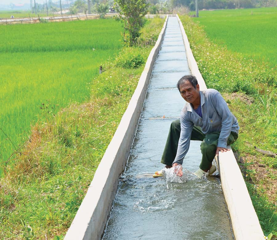 Sử dụng tiết kiệm nguồn nước tưới để chống hạn cho lúa Đông Xuân. Ảnh: Đ.P Sử dụng tiết kiệm nguồn nước tưới để chống hạn cho lúa Đông Xuân. Ảnh: Đ.P