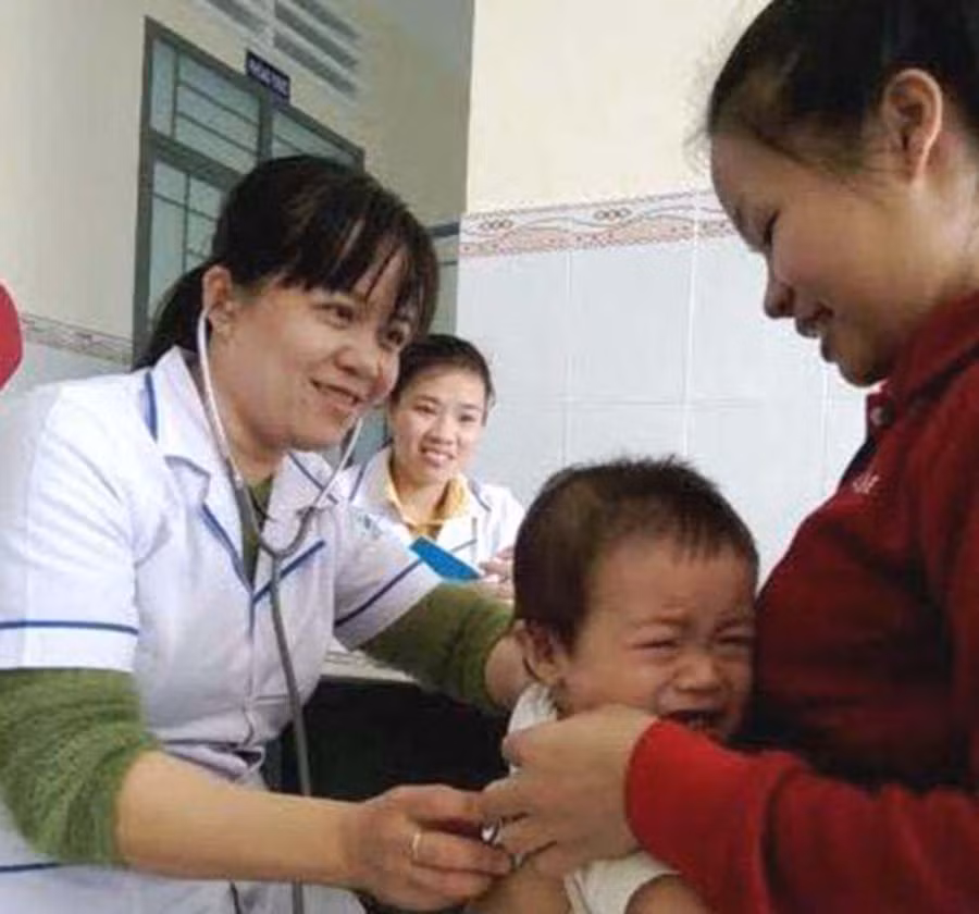  Chị Trần Nguyễn Điệp Thùy Trang đang khám bệnh. Ảnh. Đ.Y