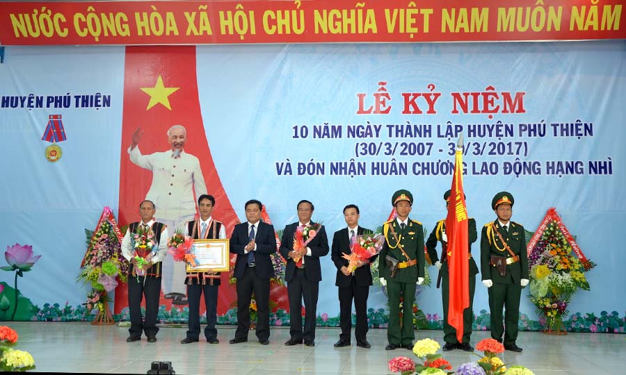 Thừa ủy quyền của Chủ tịch nước, đồng chí Hồ Văn Niên - Ủy viên dự khuyết BCH Trung ương Đảng, Phó Bí thư Thường trực Tỉnh ủy, đã trao tặng Huân chương Lao động hạng nhì cho nhân dân và cán bộ huyện Phú Thiện. Ảnh: Đ.P Thừa ủy quyền của Chủ tịch nước, đồng chí Hồ Văn Niên - Ủy viên dự khuyết BCH Trung ương Đảng, Phó Bí thư Thường trực Tỉnh ủy, đã trao tặng Huân chương Lao động hạng nhì cho nhân dân và cán bộ huyện Phú Thiện. Ảnh: Đ.P