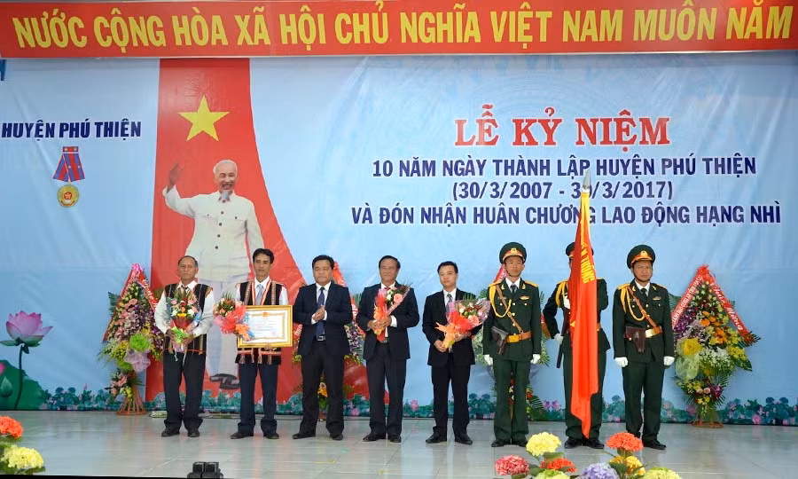  Thừa ủy quyền của Chủ tịch nước, đồng chí Hồ Văn Niên - Ủy viên dự khuyết BCH Trung ương Đảng, Phó Bí thư Thường trực Tỉnh ủy, đã trao tặng Huân chương Lao động hạng nhì cho nhân dân và cán bộ huyện Phú Thiện. Ảnh: Đ.P