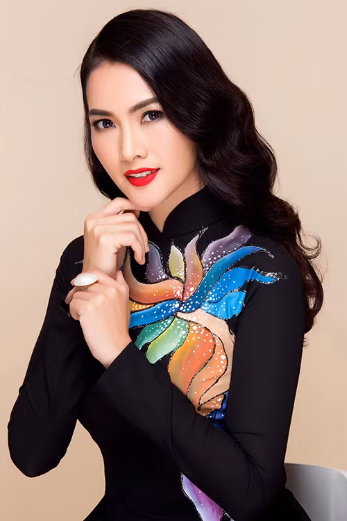 Anh Thư từng là người mẫu nổi tiếng trong làng thời trang. Tuy nhiên vài năm gần đây, cô chủ yếu đóng phim, thỉnh thoảng mới diễn catwalk.