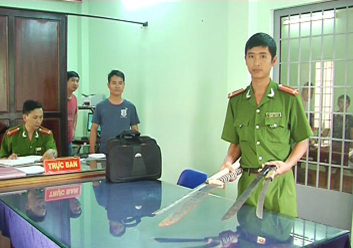Công an Đồng Nai thu giữ hung khí của một băng nhóm tội phạm. Công an Đồng Nai thu giữ hung khí của một băng nhóm tội phạm.