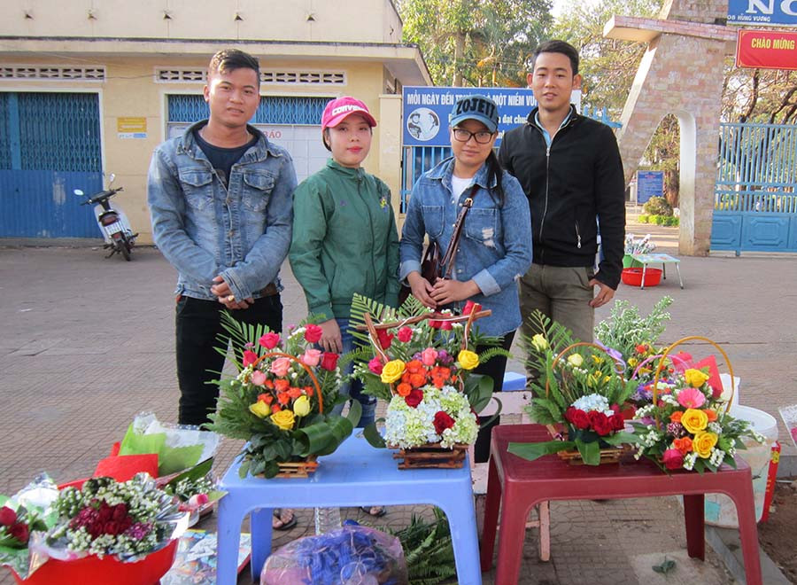  Một nhóm sinh viên bán hoa ngày 8-3. Ảnh: Đ.P