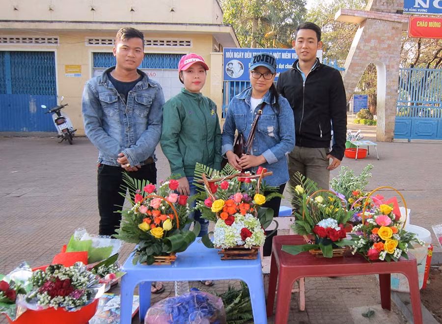  Một nhóm sinh viên bán hoa ngày 8-3. Ảnh: Đ.P