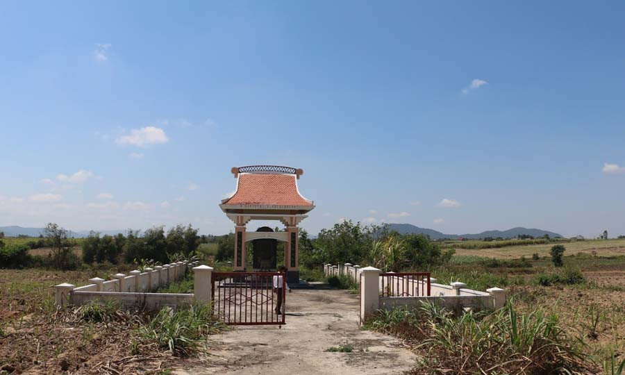 Nhà bia tưởng niệm nhân dân làng Tân Lập bị giặc Pháp sát hại năm 1947. Ảnh: Quang Tấn