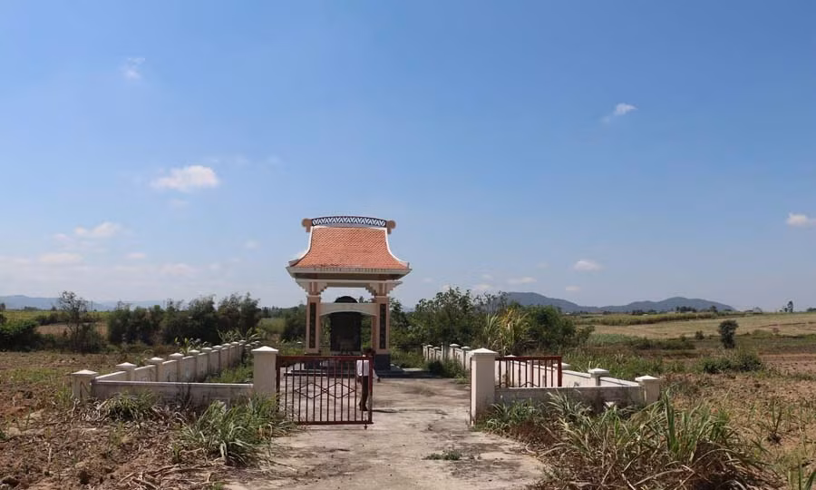 Nhà bia tưởng niệm nhân dân làng Tân Lập bị giặc Pháp sát hại năm 1947. Ảnh: Quang Tấn