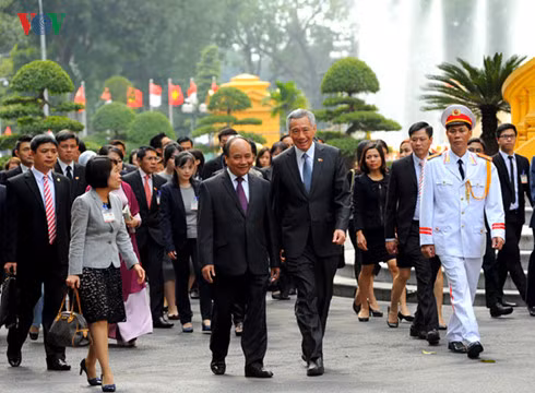 Sau lễ đón chính thức, Thủ tướng Nguyễn Xuân Phúc và Thủ tướng Lý Hiển Long đã cùng đi bộ sang Văn phòng Chính phủ để tiến hành hội đàm.