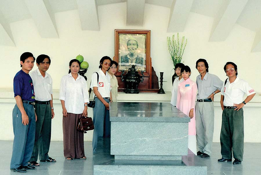 Cán bộ, phóng viên Báo Gia Lai thăm khu di tích đền thờ cụ Nguyễn Sinh Sắc tại Đồng Tháp năm 1996. Ảnh: P.V Cán bộ, phóng viên Báo Gia Lai thăm khu di tích đền thờ cụ Nguyễn Sinh Sắc tại Đồng Tháp năm 1996. Ảnh: P.V