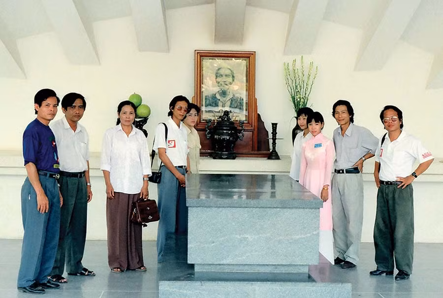  Cán bộ, phóng viên Báo Gia Lai thăm khu di tích đền thờ cụ Nguyễn Sinh Sắc tại Đồng Tháp năm 1996. Ảnh: P.V