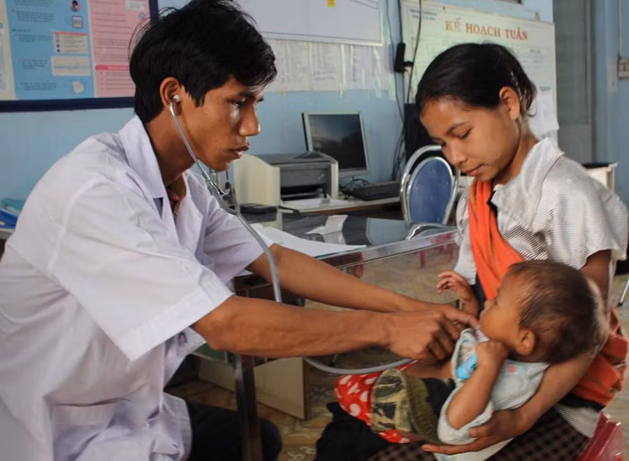  Khám-chữa bệnh tại Trạm Y tế xã Hà Đông. Ảnh: N.T