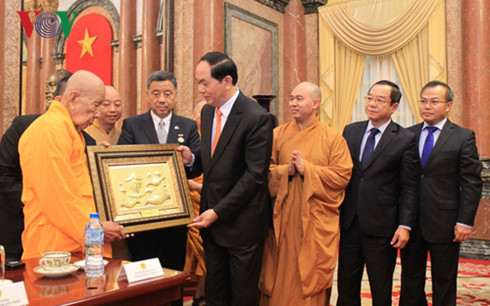 Chủ tịch nước Trần Đại Quang tặng quà lưu niệm cho Đoàn.