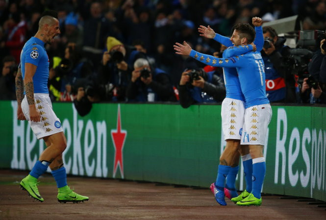 Niềm vui của các cầu thủ Napoli sau khi Mertens (phải) mở tỷ số. Ảnh: Reuters Niềm vui của các cầu thủ Napoli sau khi Mertens (phải) mở tỉ số. Ảnh: Reuters