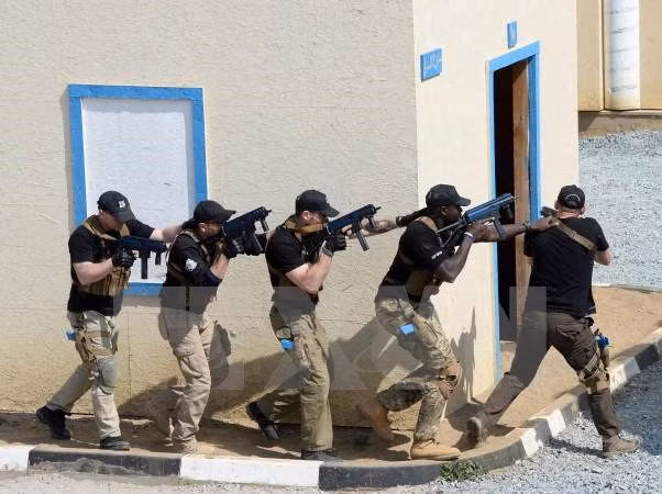 Binh sĩ Ba Lan tham gia buổi huấn luyện với tình huống giả định chống cướp biển ở Mogadishu của Somalia tại ESA ngày 24/4. (Nguồn: AFP/TTXVN)