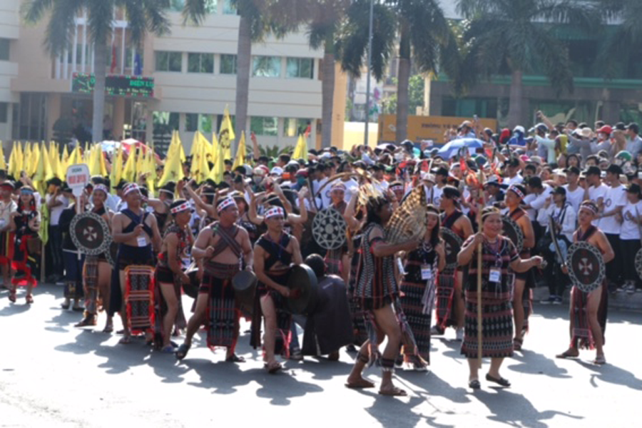 Những bộ trang phục độc đáo mang lại sự thích thú lớn cho khán giả. Ảnh Văn Ngọc