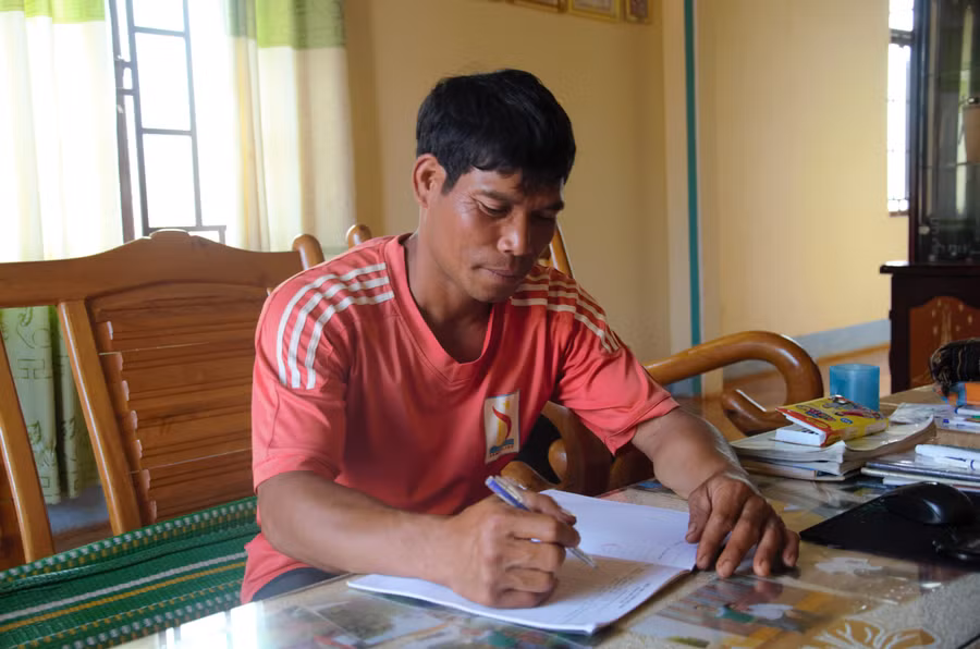 Thầy Tânh đã gắn bó với nghề giáo gần 25 năm. Ảnh: P.L Thầy Tânh đã gắn bó với nghề giáo gần 25 năm. Ảnh: P.L