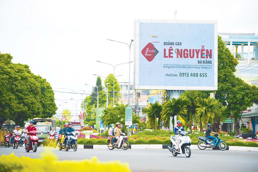 Cụm pa nô quảng cáo tại ngã 3 Hoa Lư (TP. Pleiku), một trong số ít cụm pa nô được đánh giá là đảm bảo tính thẩm mỹ. Ảnh: N.G