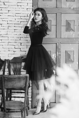 Bộ ảnh được chụp trong các bối cảnh hoàn toàn khác nhau, từ khung cửa sổ đến ngoại cảnh. Tuy vậy, khả năng tạo dáng chuyên nghiệp, kết hợp cùng cách kỹ thuật ánh sáng giúp Huyền My xuất hiện đầy ấn tượng, cuốn hút trong các khung hình.