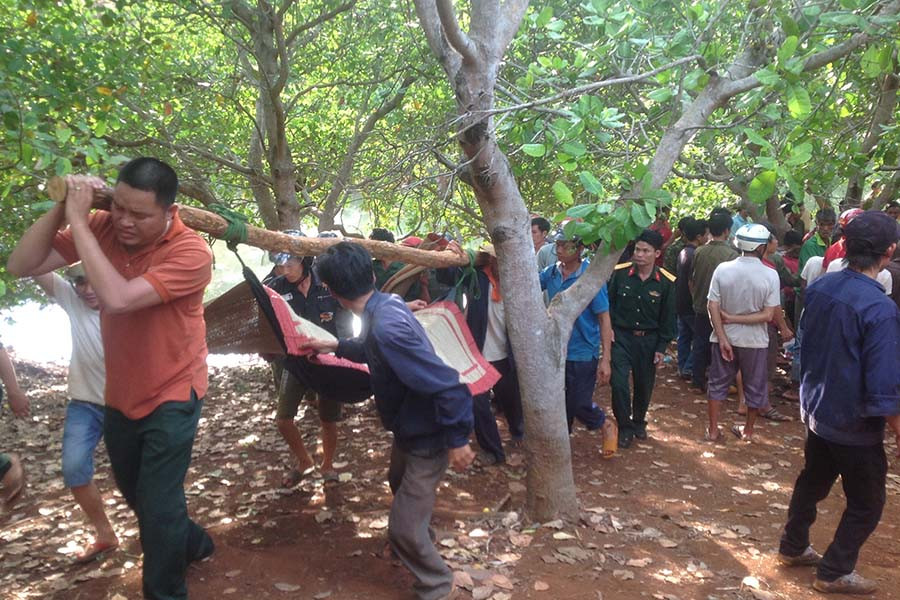 Người thân đưa thi thể các cháu về để tổ chức hậu sự. Ảnh: N.T