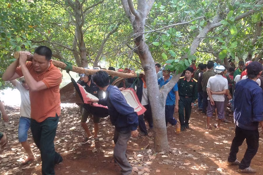 Người thân đưa thi thể các cháu về để tổ chức hậu sự. Ảnh: N.T