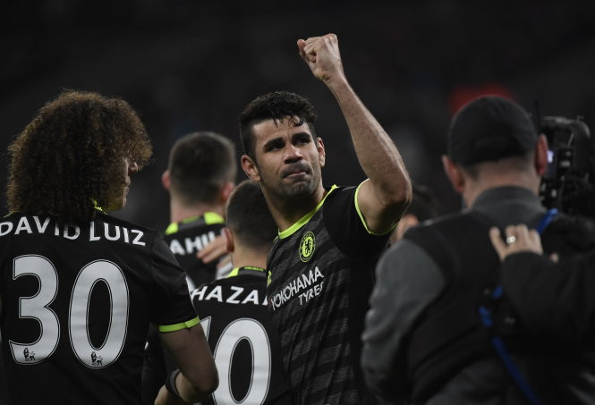 Costa (giữa) ăn mừng bàn nâng tỉ số lên 2-0 cho Chelsea. Ảnh: Reuters Costa (giữa) ăn mừng bàn nâng tỉ số lên 2-0 cho Chelsea. Ảnh: Reuters