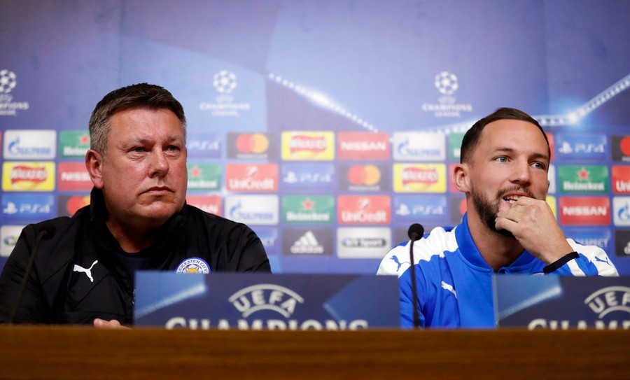 HLV Shakespeare (trái) và cầu thủ Danny Drinkwater tại cuộc họp báo trước trận. Ảnh: Reuters HLV Shakespeare (trái) và cầu thủ Danny Drinkwater tại cuộc họp báo trước trận. Ảnh: Reuters