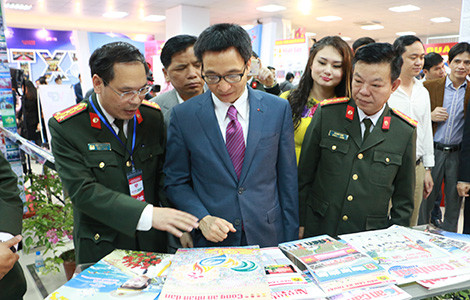 Phó Thủ tướng Vũ Đức Đam trao đổi với các P.V báo chí. Phó thủ tướng Vũ Đức Đam trao đổi với các PV báo chí.