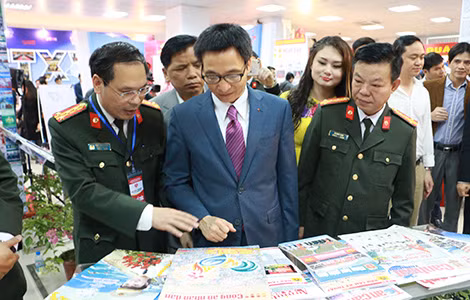 Phó Thủ tướng Vũ Đức Đam trao đổi với các P.V báo chí. Phó thủ tướng Vũ Đức Đam trao đổi với các PV báo chí.