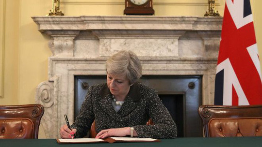 Thủ tướng Anh Theresa May ký thư chính thức khởi động tiến trình rời khỏi Liên minh châu Âu (EU) của Anh. Ảnh: PA