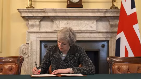 Thủ tướng Anh Theresa May ký thư chính thức khởi động tiến trình rời khỏi Liên minh châu Âu (EU) của Anh. Ảnh: PA