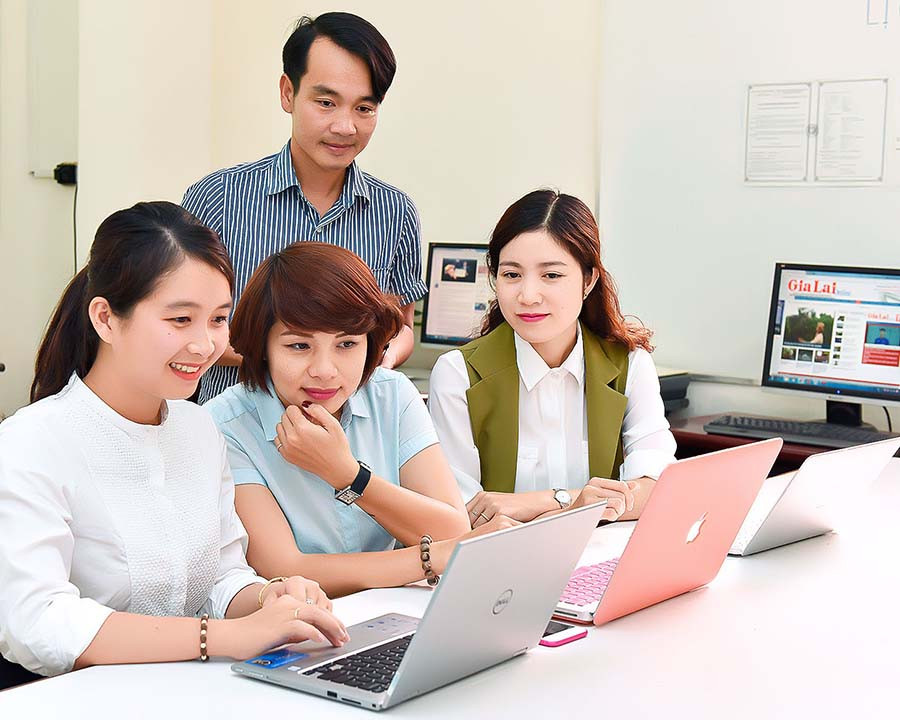 Phóng viên Báo Gia Lai trao đổi nghiệp vụ. Ảnh: Đ.T