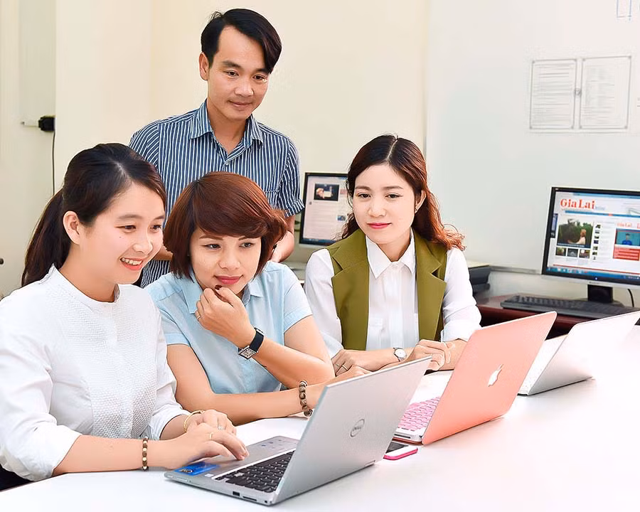 Phóng viên Báo Gia Lai trao đổi nghiệp vụ. Ảnh: Đ.T