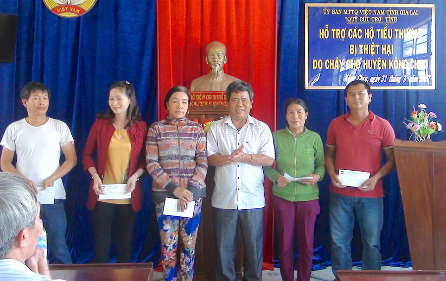 Trao tiền hỗ trợ cho các tiểu thương. Ảnh: Hồng Thi