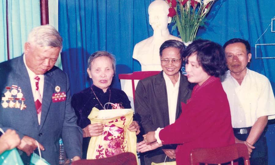 Nhà báo Đặng Thị Thu Hà tặng quà cho các đồng chí lão thành cách mạng. Ảnh: Đ.T Nhà báo Đặng Thị Thu Hà tặng quà cho các đồng chí lão thành cách mạng. Ảnh: Đ.T