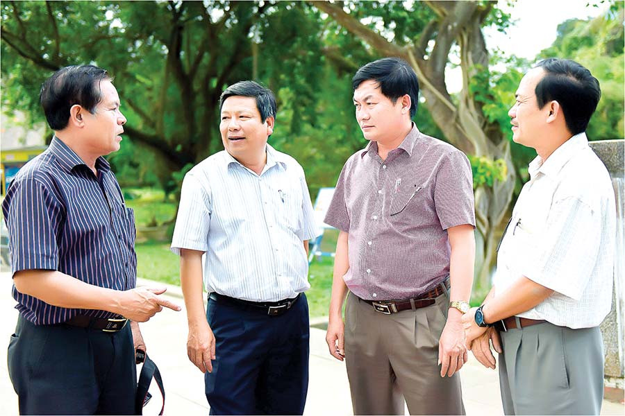 Nhà báo Huỳnh Kiên-Phó Tổng Biên tập phụ trách (thứ 2 từ phải sang) trong chuyến về nguồn tháng 2-2017. Ảnh: Đ.T