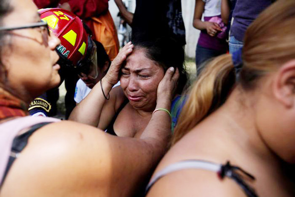  Người nhà của các em đợi thông tin bên ngoài. Ảnh: Reuters